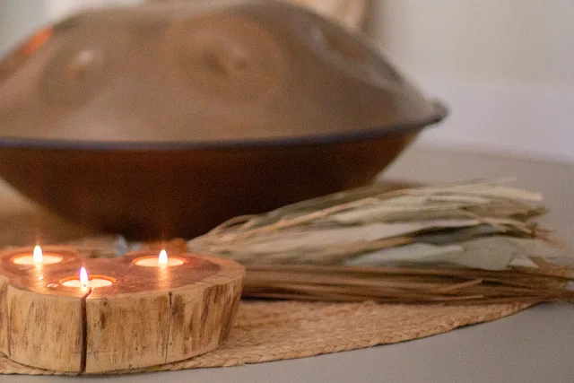 A handpan, candles and natural details in the retreat space